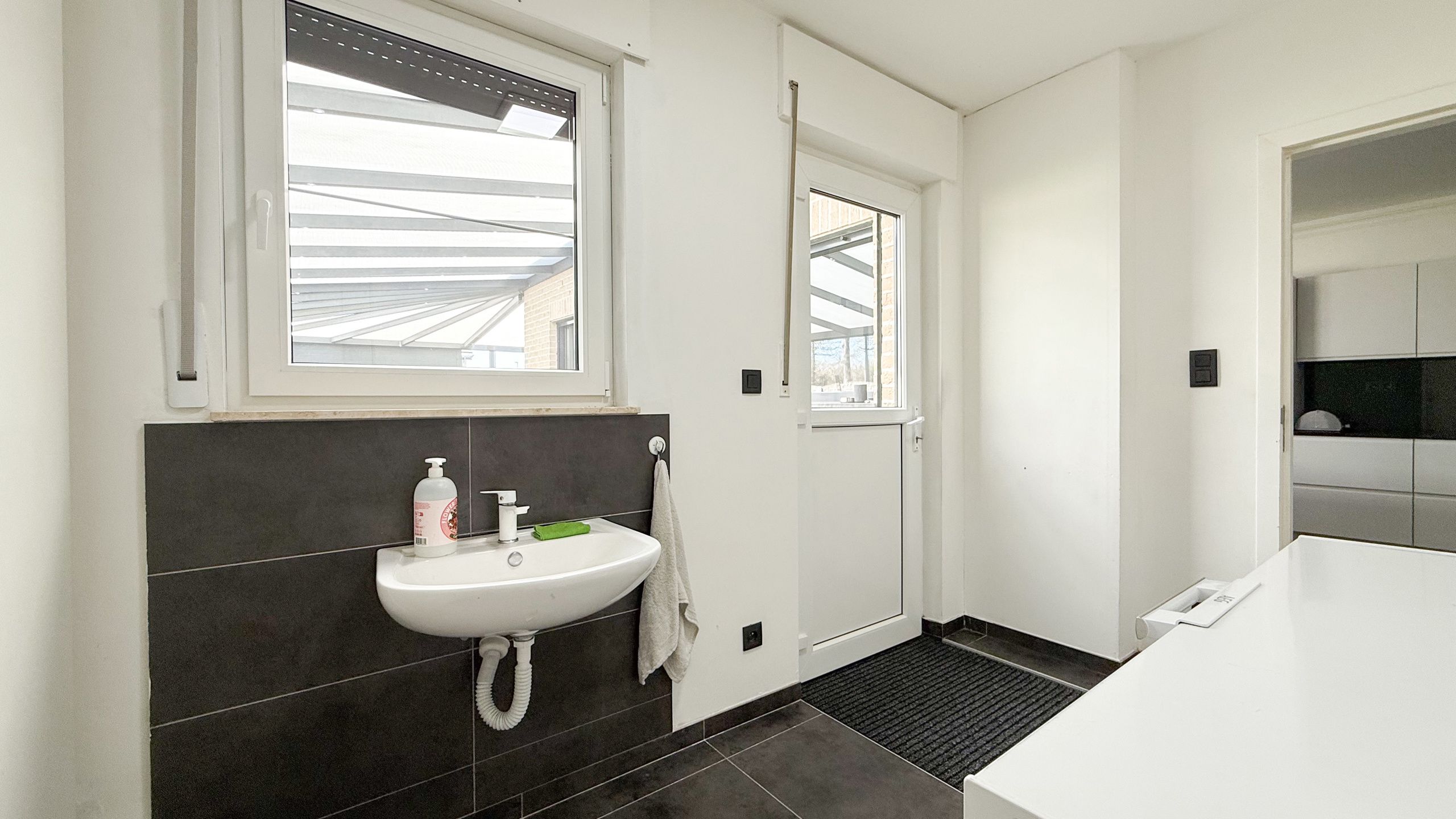 Instapklare woning met 4 spks en volledig aangelegde tuin! foto 16