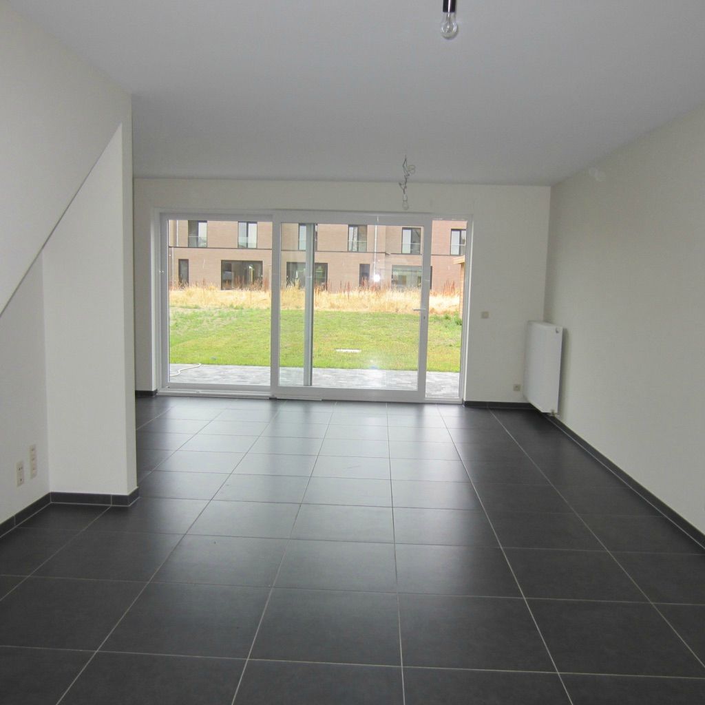 Mooie woning in rustige buurt met tuin en carport foto {{pictureIndex}}