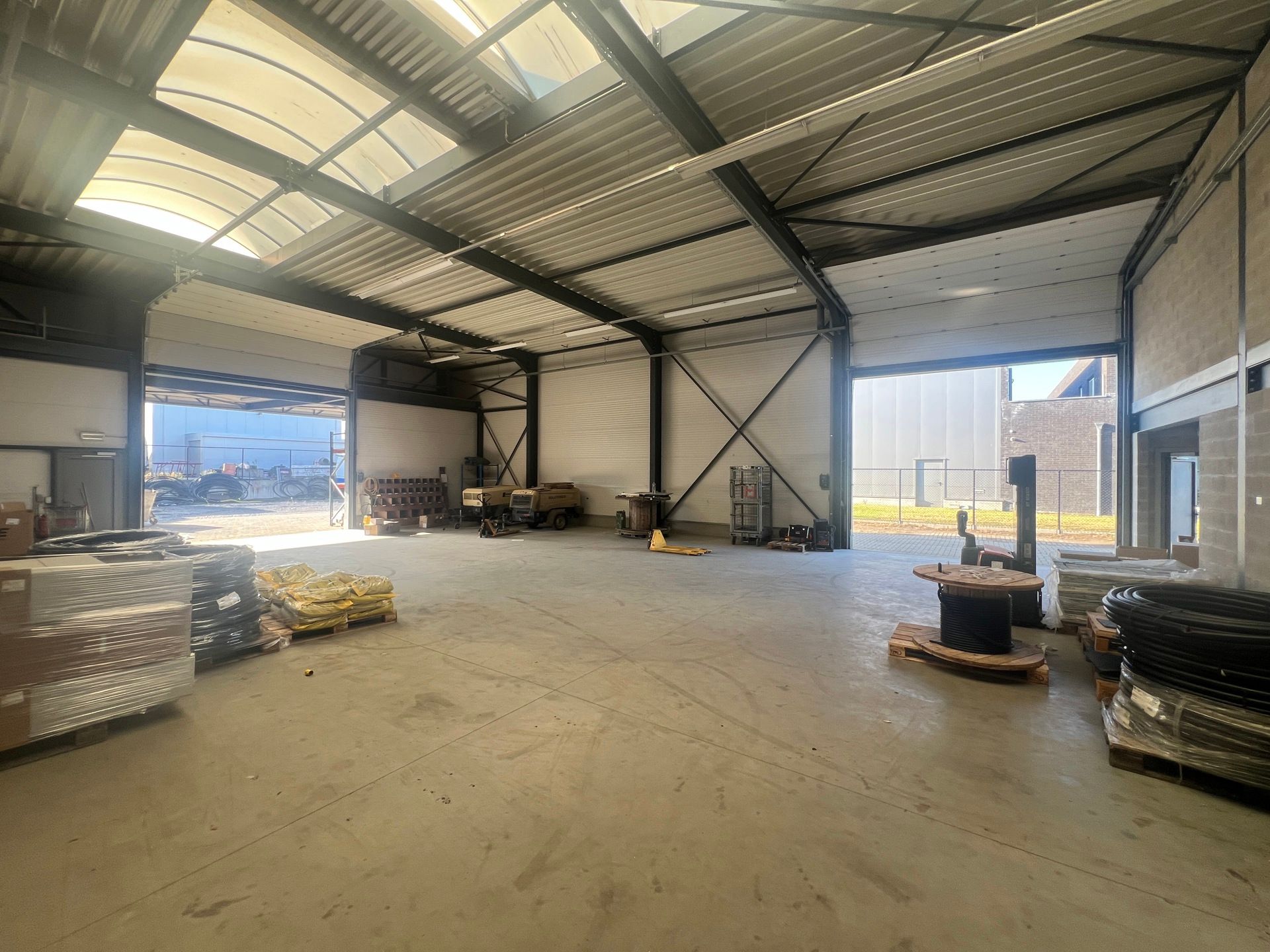 MULTIFUNCTIONEEL BEDRIJFSGEBOUW MET APPARTEMENT EN BUITENTERREIN foto 6