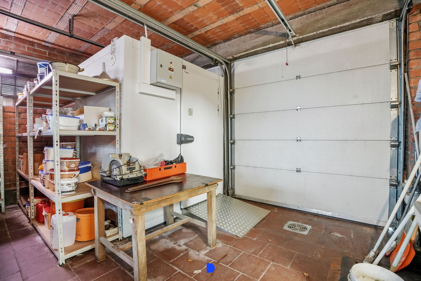 Handelspand met woonst op commerciële ligging. foto 16