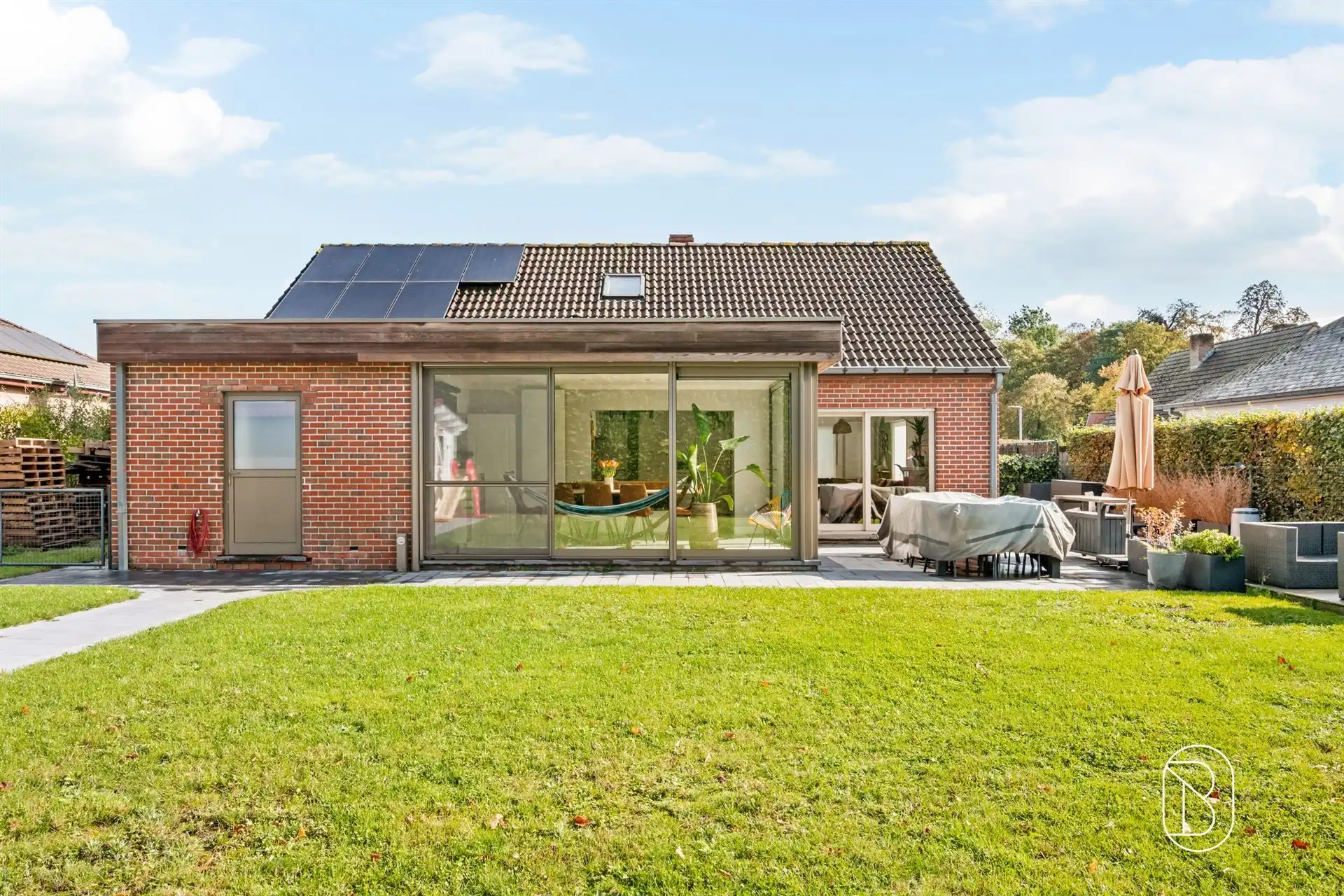 Ruime alleenstaande woning met 3 SLK, garage en mooie tuin foto 2