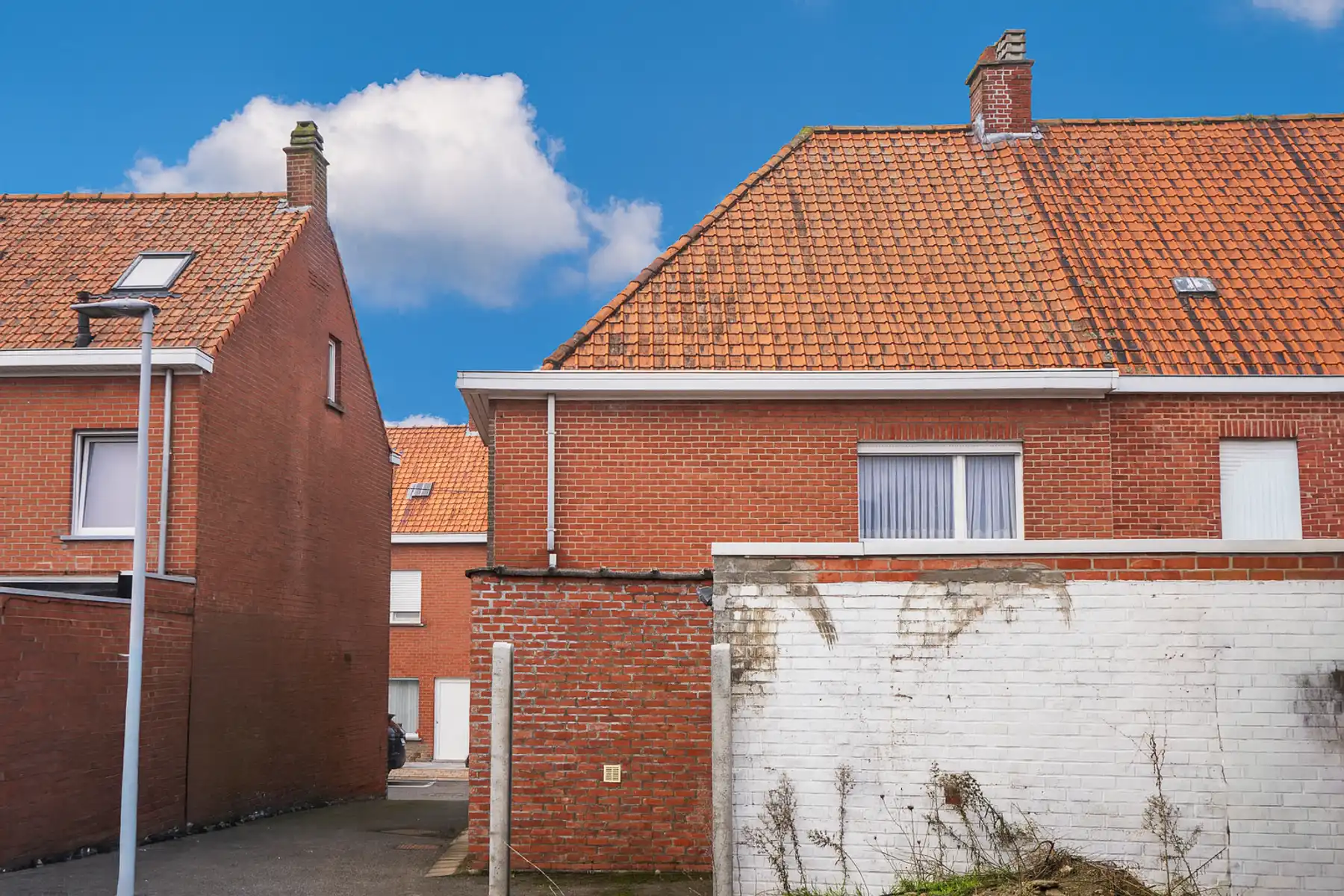 Halfopen gezinswoning met licht, structuur en potentieel foto 24