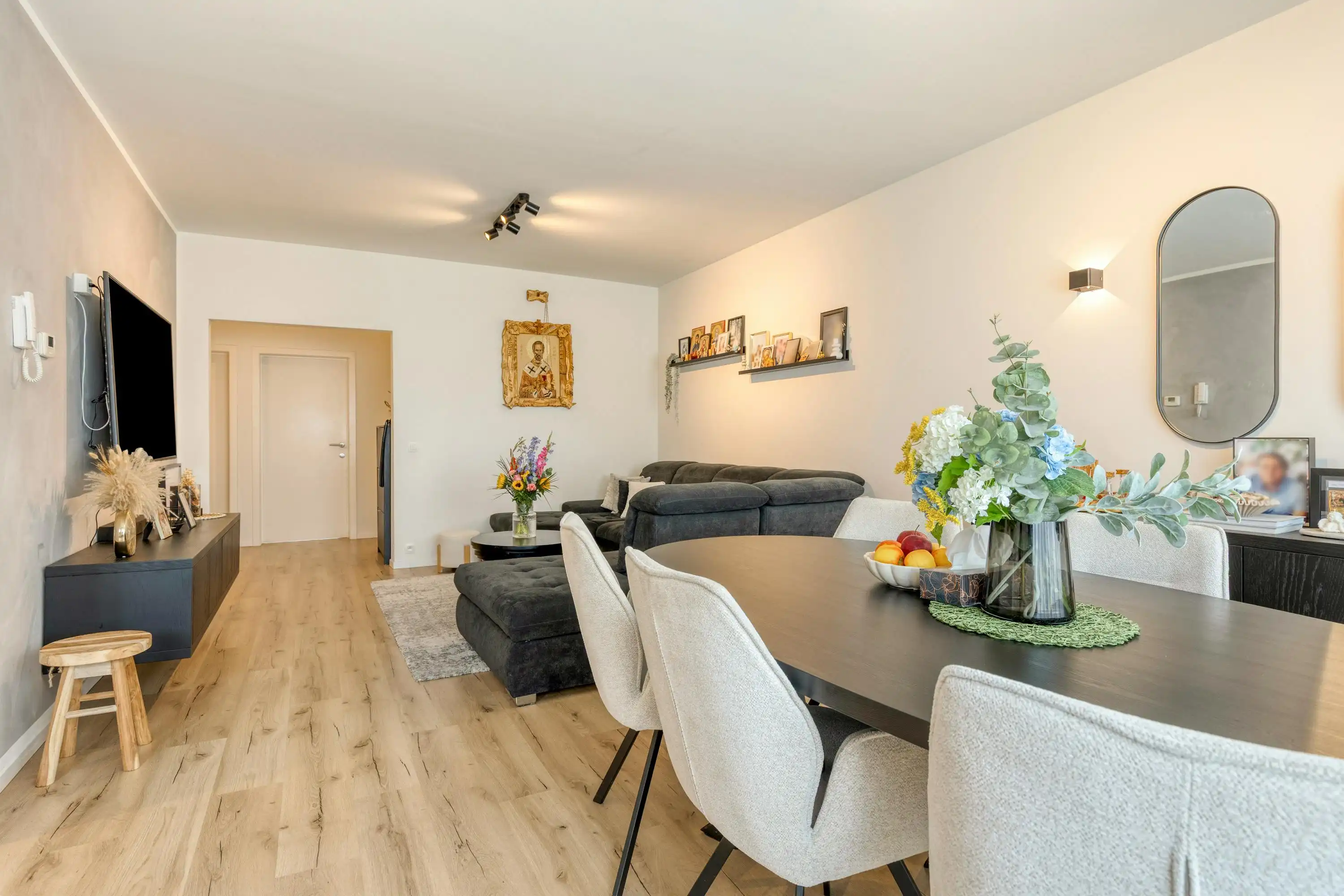 Appartement te koop in Merksem met 2 slaapkamers en garage foto 4