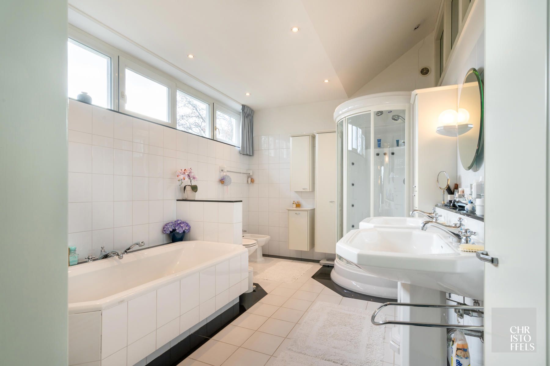 Villa met binnenzwembad gelegen in een geliefde villawijk op een perceel van 1.827m² foto 19