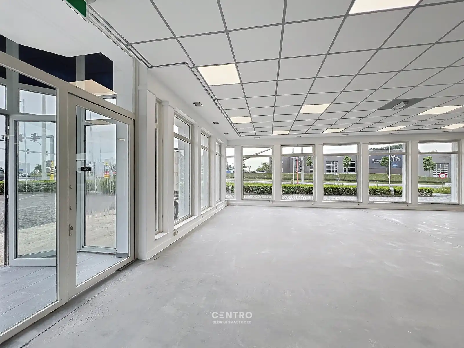 Schitterend gelegen KANTOOR/WINKELRUIMTE (AAA-locatie met TOP visibiliteit !) te Roeselare. foto 3