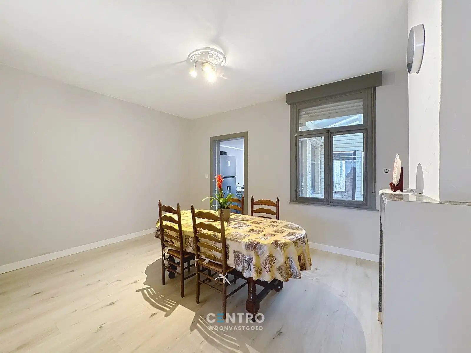 Op te frissen woning met 4 slpks én ZUIDger. tuin te Assebroek! foto 4