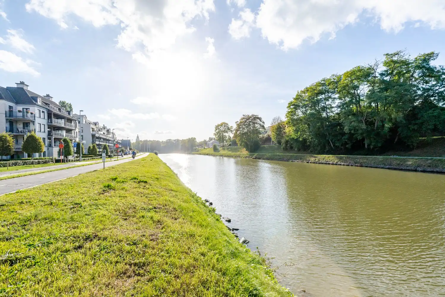 Instapklaar 1-slaapkamerappartement met terras en ondergrondse staanplaats foto 2