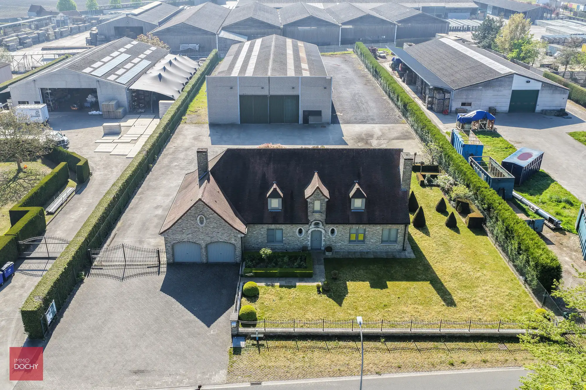 Villa met magazijn te huur – uitstekende ligging | Heidestraat foto {{pictureIndex}}