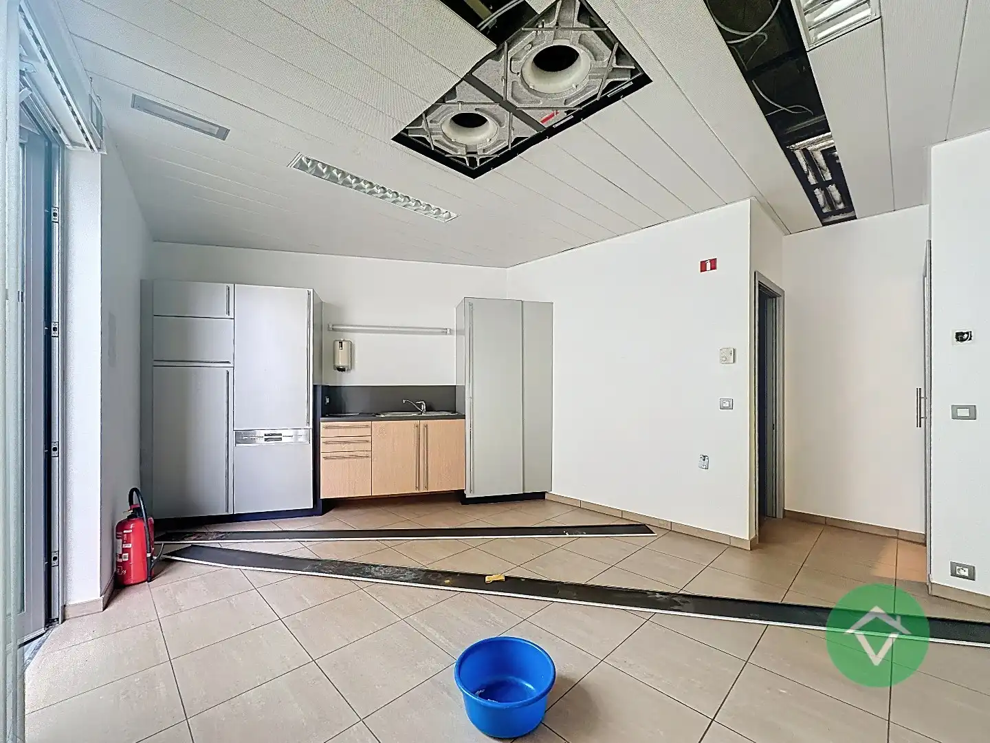 Commerciële toplocatie in Vleteren met burelen, vergaderruimtes en parking foto 21