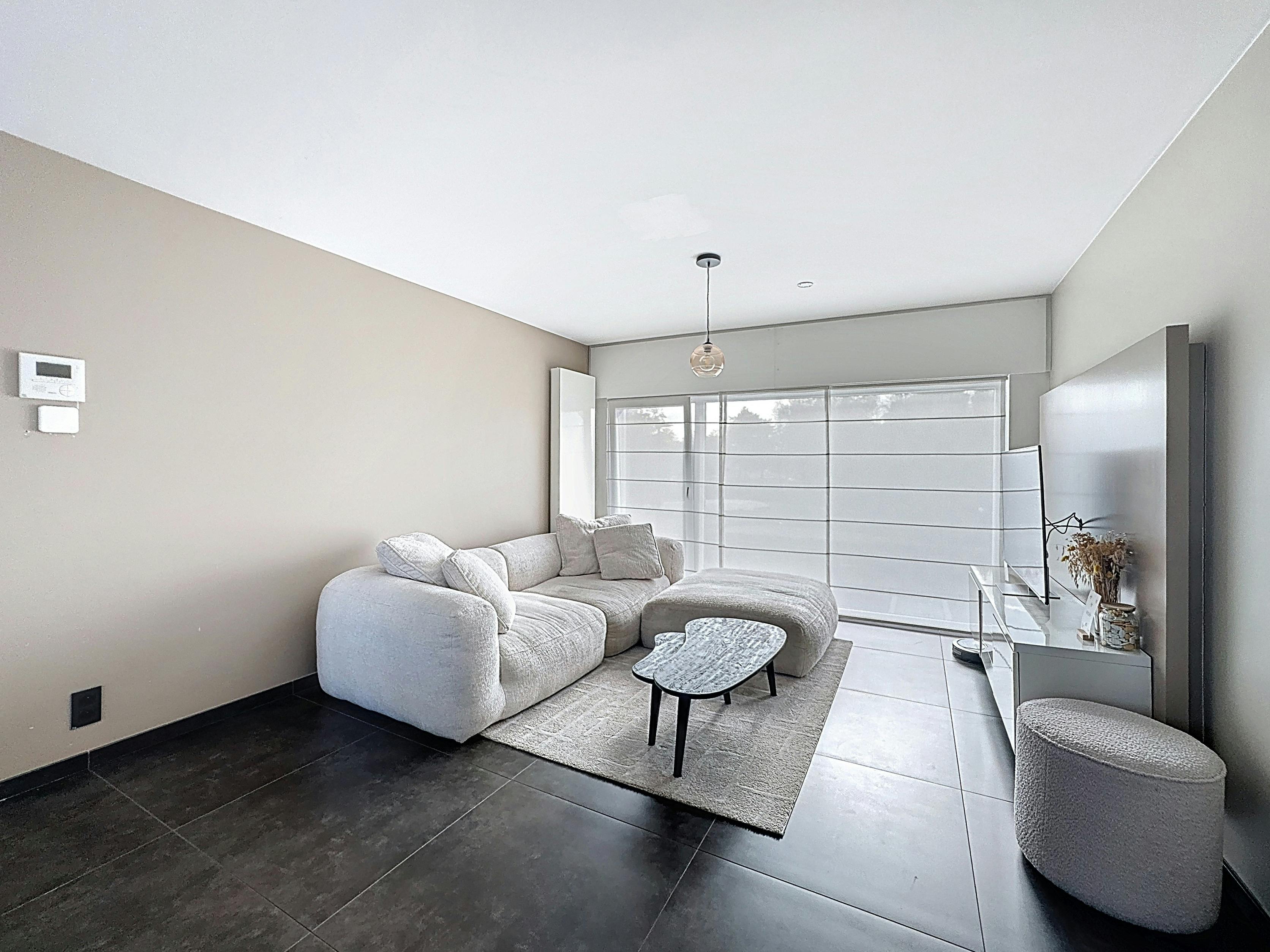 Lichtrijk en instapklaar huis met tuin te koop in Heist foto {{pictureIndex}}