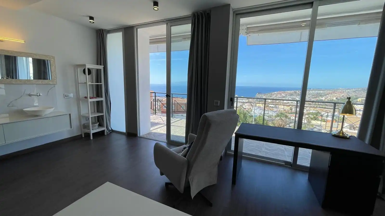 Uitzonderlijk ruime woning met uitzicht over de kustlijn   foto 6