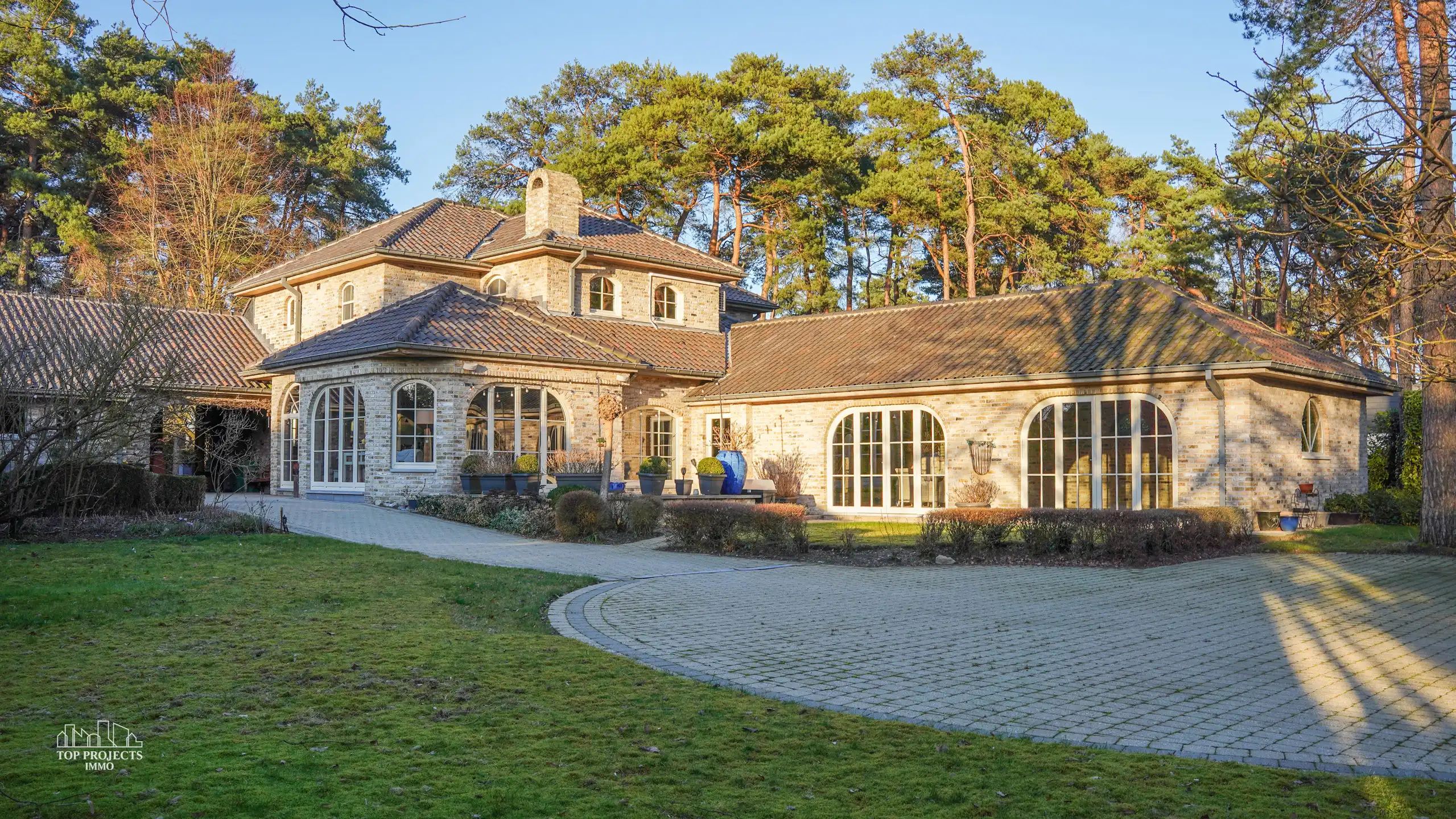 Statige villa met een tijdloos karakter en majestueuze uitstraling foto 26