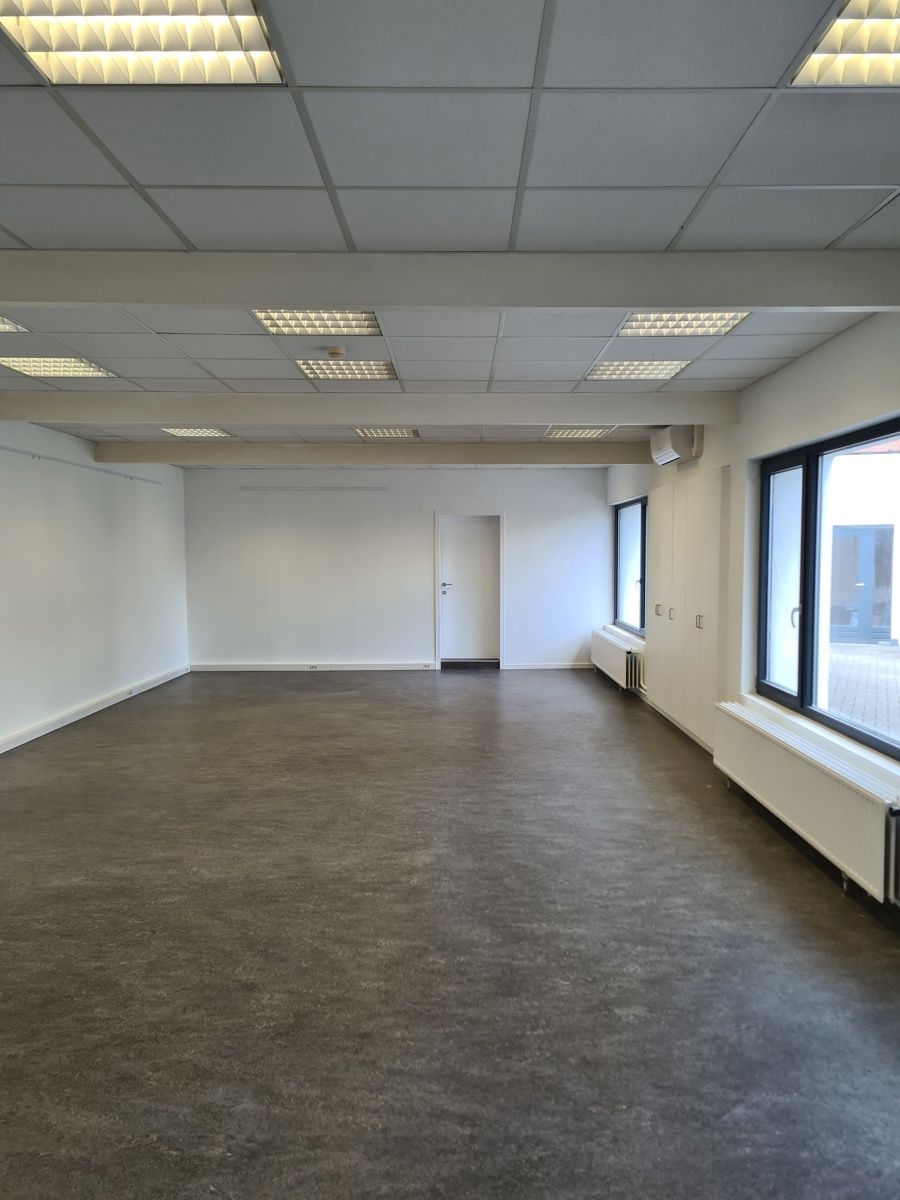 Showroom/kantoor met opslagruimte/magazijn buiten centrum foto 2