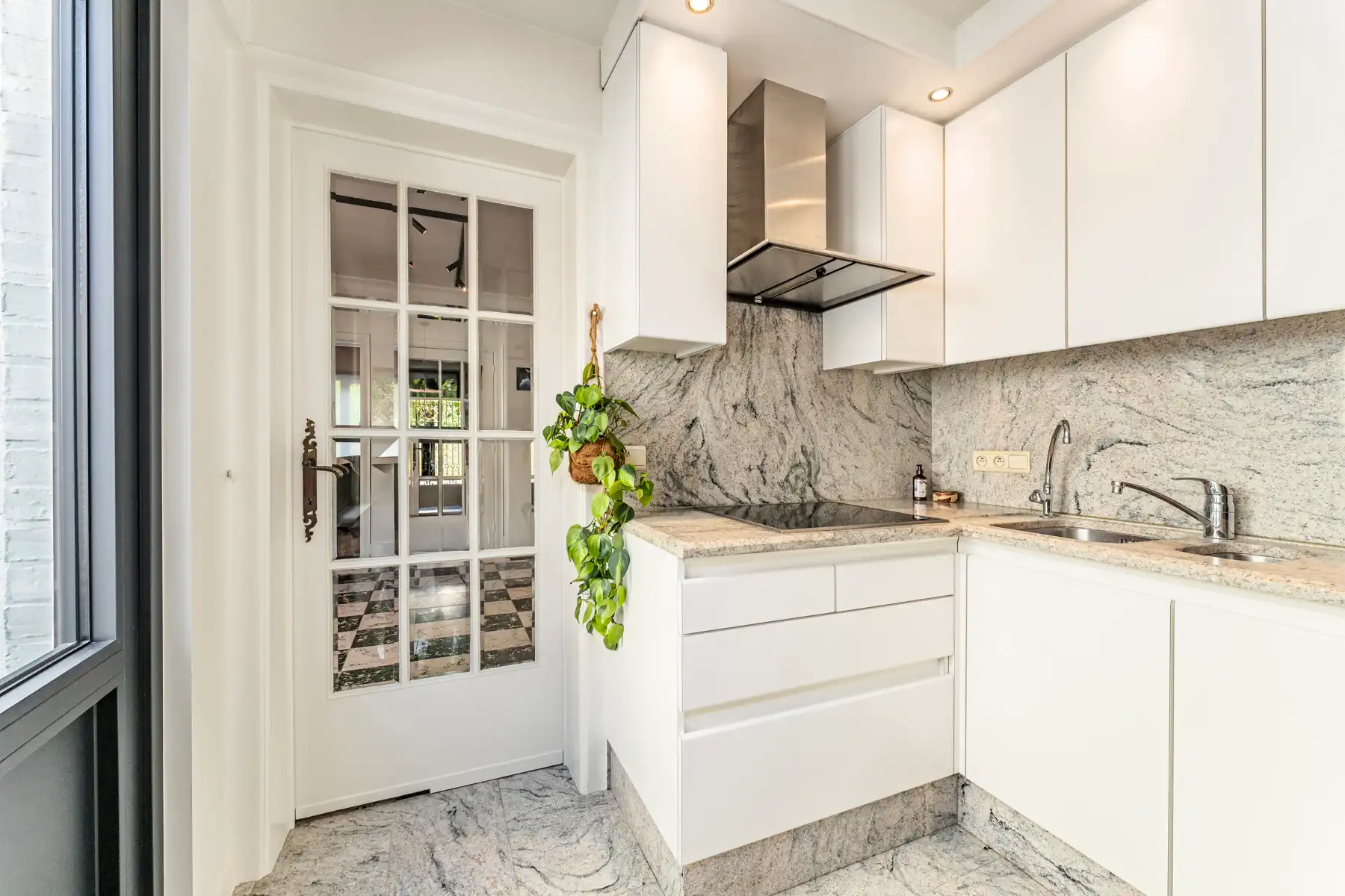 Stijlvol gerenoveerde woning, 3 slaapkamers en zonnige tuin foto 11