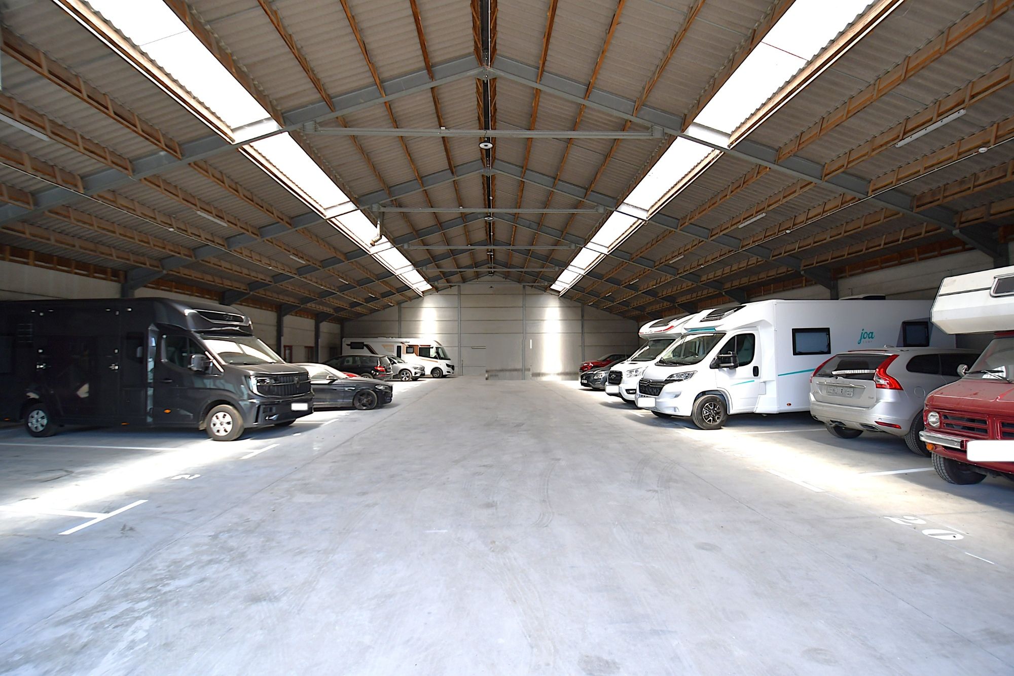 Loods (850m²) te koop in het industriepark SCHATTING te Zedelgem foto 2