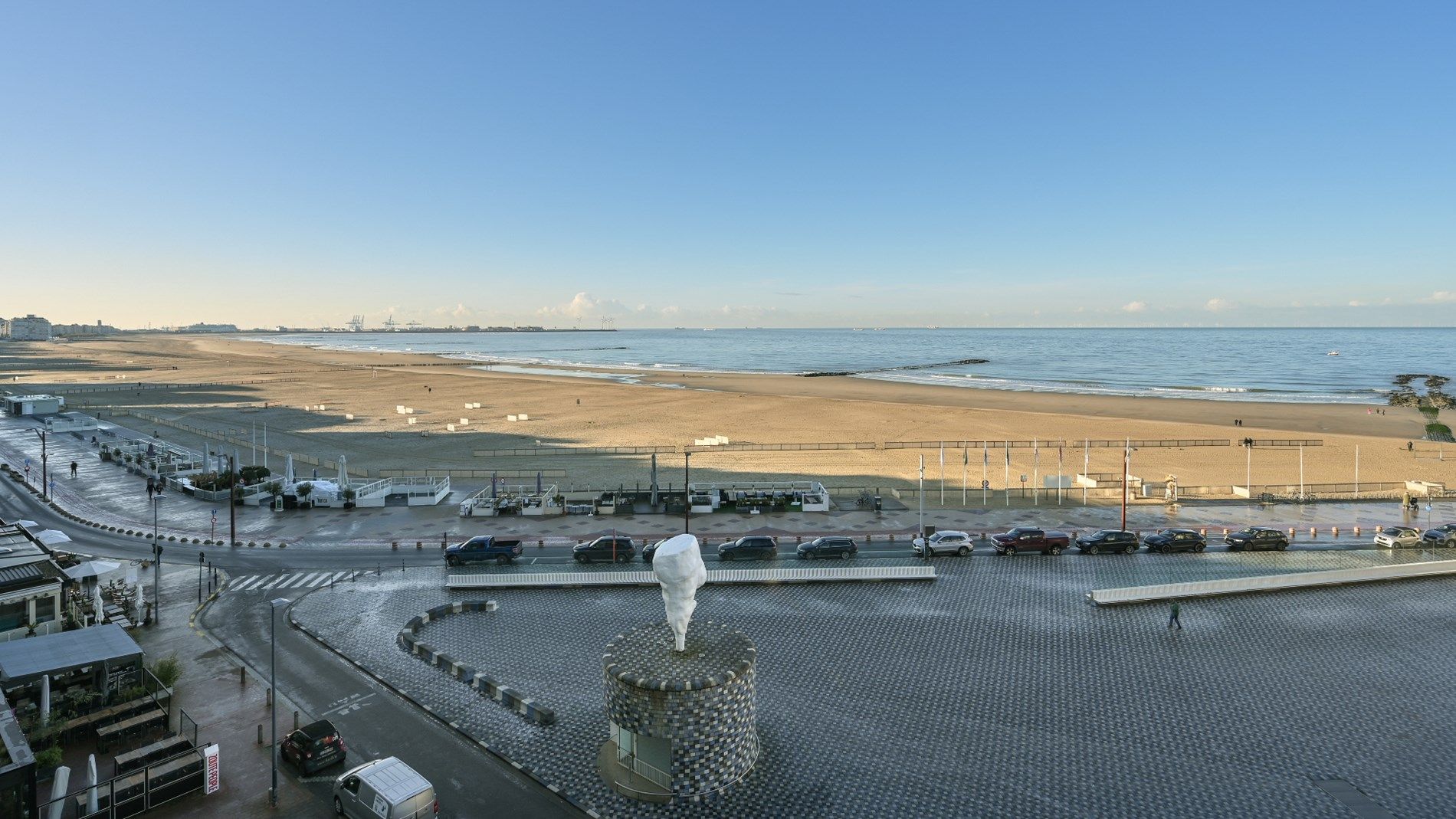 Gerenoveerd drie slaapkamer appartement met frontaal zeezicht aan het Rubensplein. foto 4