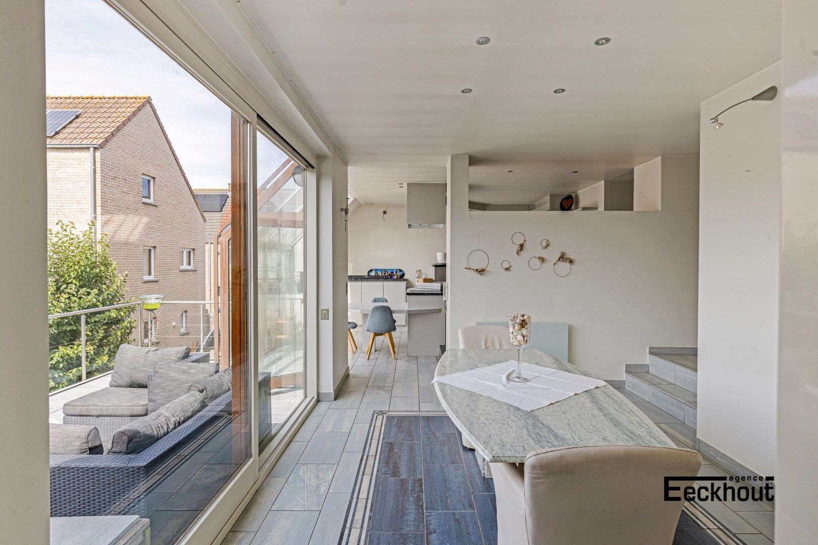 Prachtige instapklare en lichtrijke woning op wandelafstand van het strand! foto 8