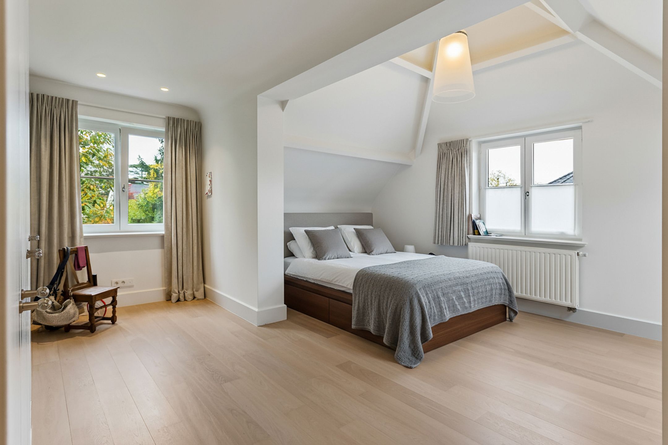 Uitzonderlijk mooie en recente woning op schitterend perceel foto 11