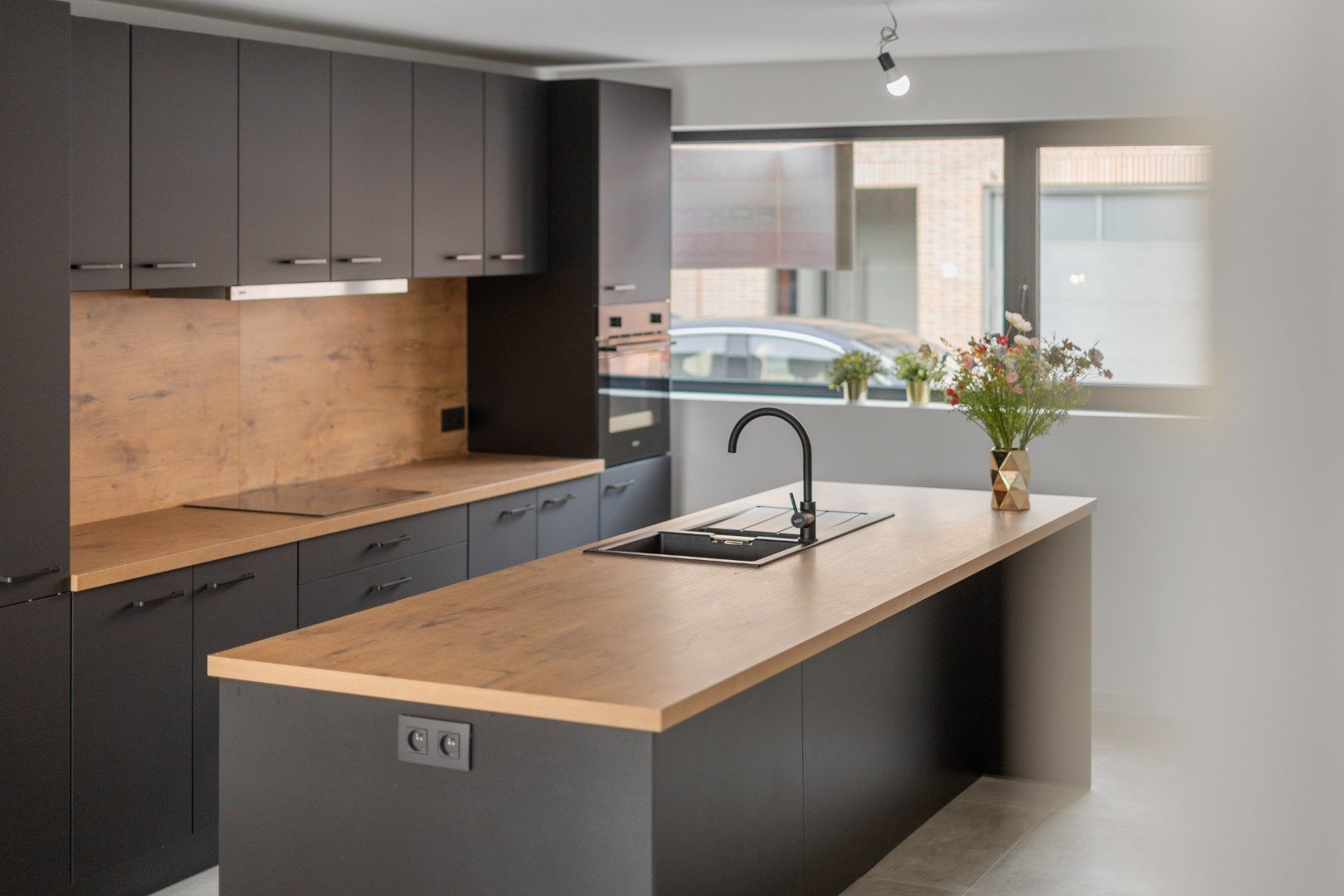 Instapklare, stijlvol gerenoveerde rijwoning in het hart van Bredene-Dorp foto {{pictureIndex}}
