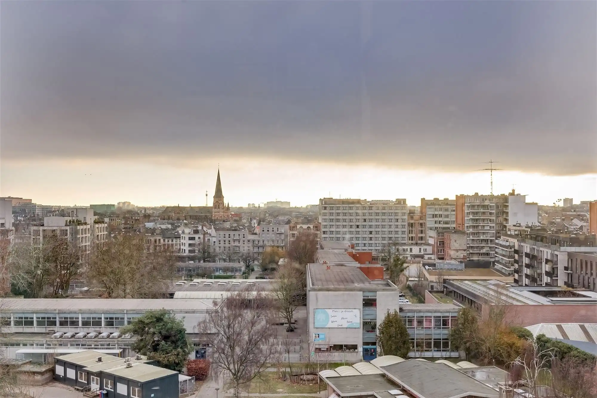 Appartement met 2 slaapkamers en terras. Parking mogelijk. foto {{pictureIndex}}