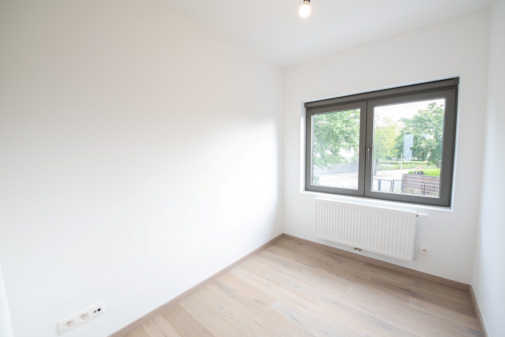 Knap gerenoveerde halfopen bebouwing met 3 slpks, garage & carport! foto 15
