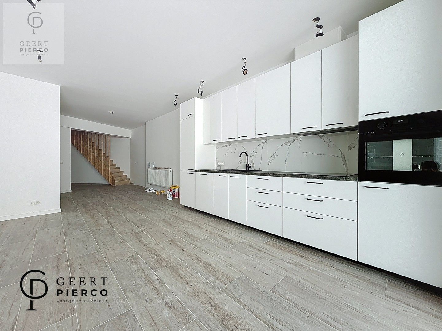 Ruim pand te Attenhoven foto {{pictureIndex}}