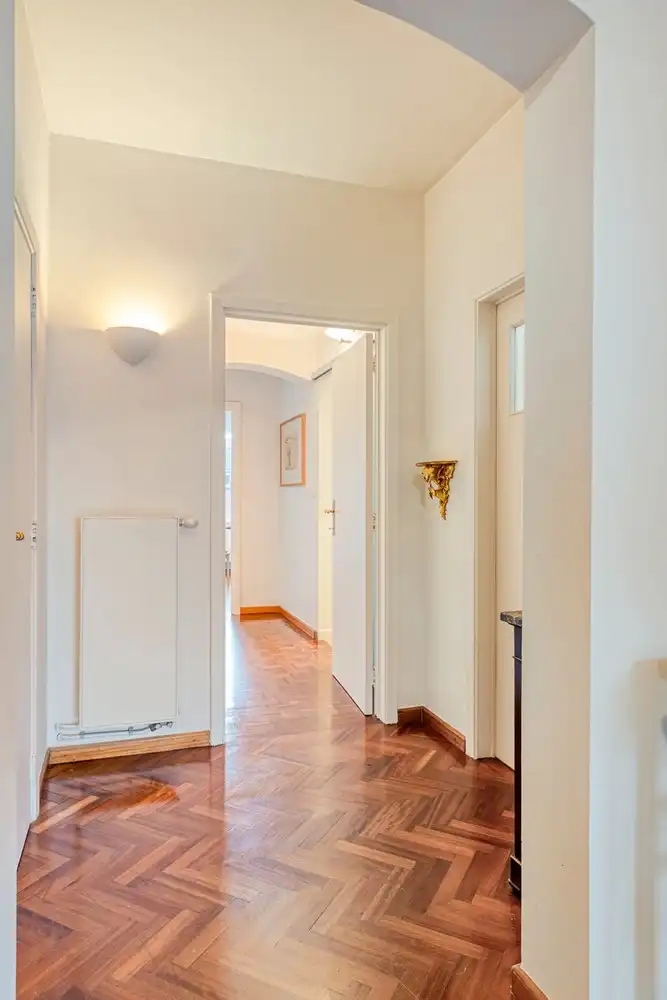 Statig en genereus mid-century appartement aan het Zuidpark met drie slaapkamers, overdekt terras en optionele grote autostandplaats. foto 17