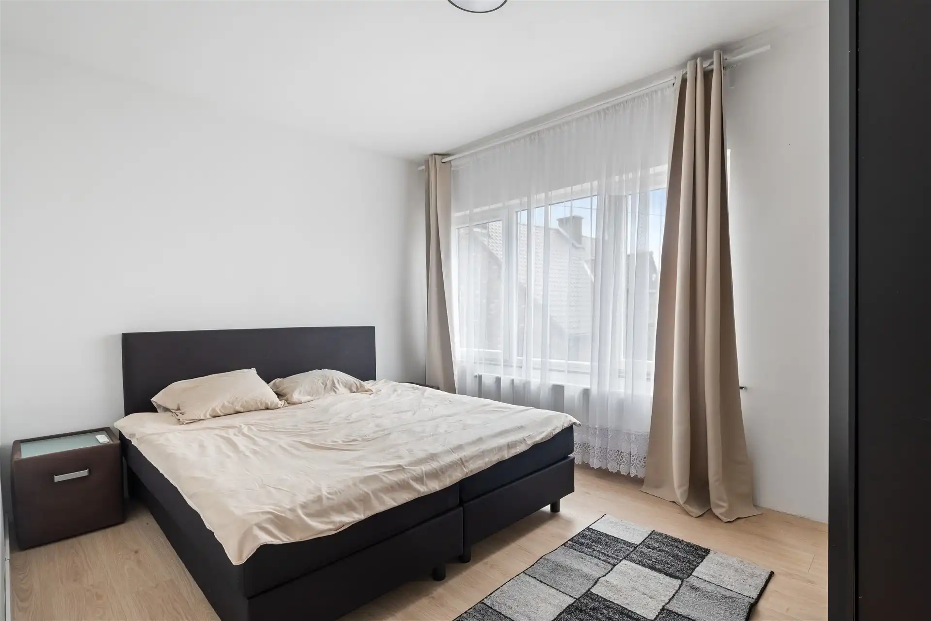 Instapklare, halfopen bebouwing, met 6 slaapkamers, op 329m² grond te Overmere.  foto 8