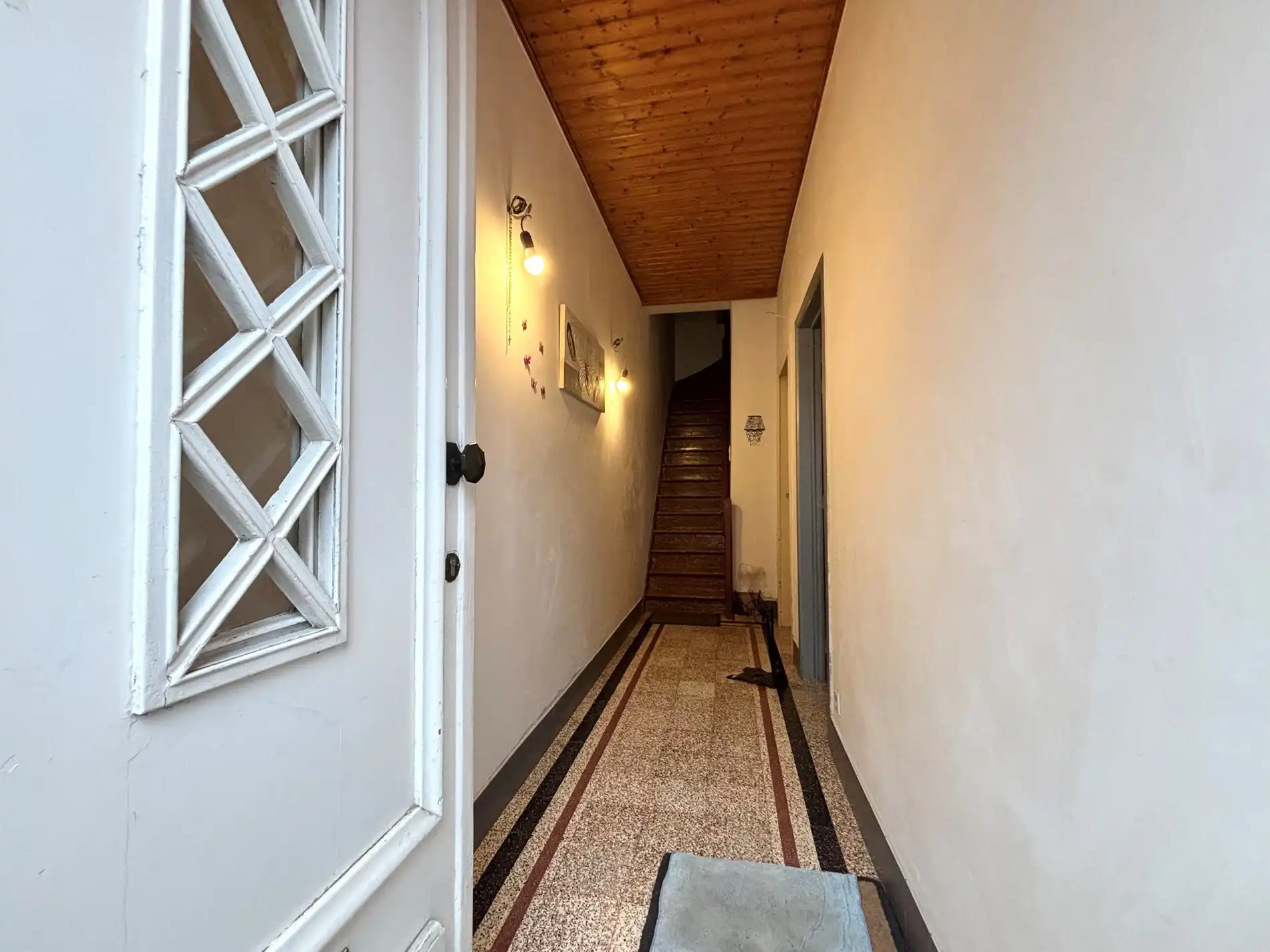 Op te frissen rijwoning met tuin, vernieuwde ramen en geïsoleerd dak. foto 3