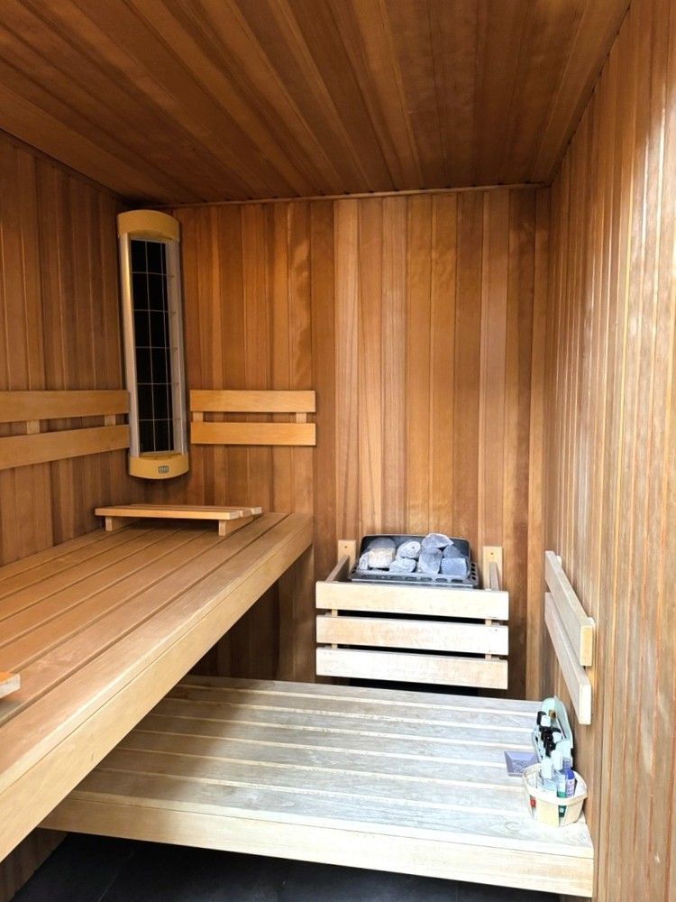 A must see - verrassend ruime woning met achteringang met privéparkeerplaatsen foto 15
