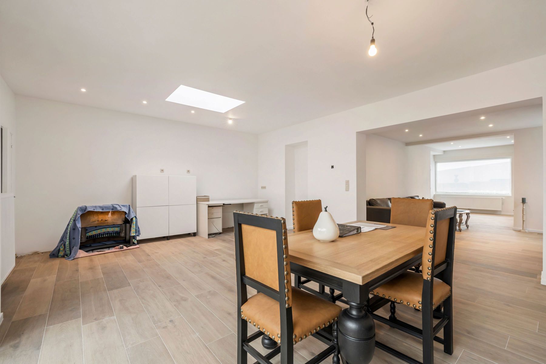 Charmante gerenoveerde woning met ruime garage & magazijn foto 5