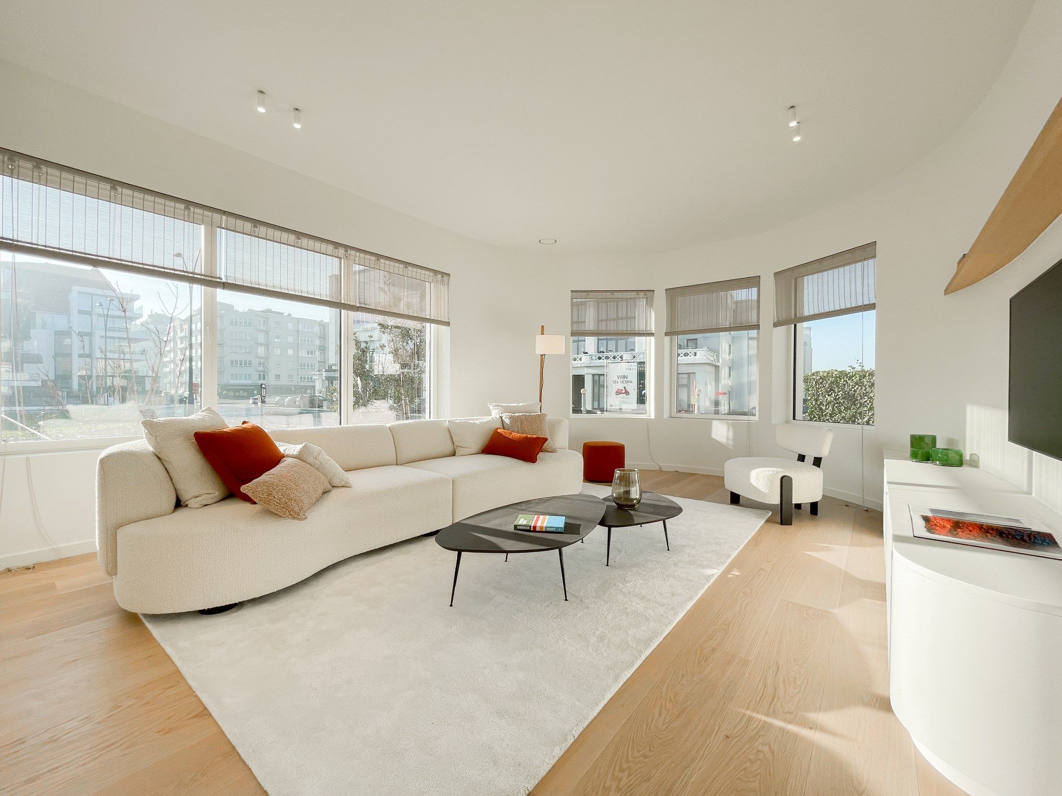 Exclusieve villa: Uitzonderlijk volledig gerenoveerde villa met frontaal zeezicht. foto {{pictureIndex}}