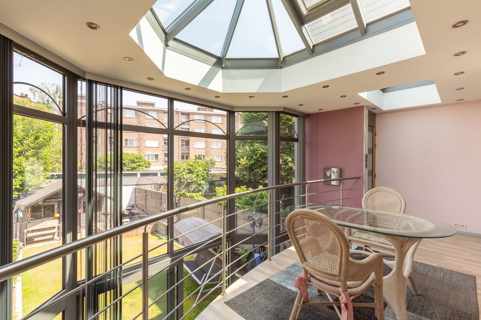 Zeer lichtrijke woning met unieke veranda foto {{pictureIndex}}