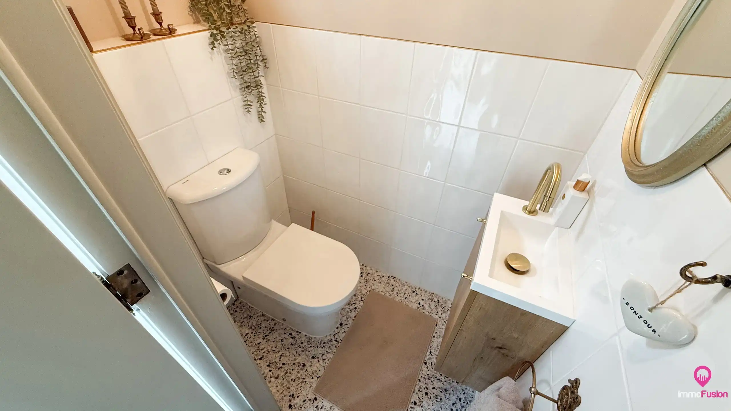 Ruime gerenoveerde gezinswoning met 4 slaapkamers op perceel foto 23