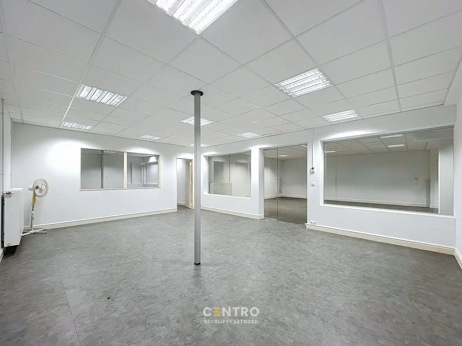 Unieke kantoor- en winkelruimten van ± 450m² te Roeselare - dicht bij de Grote Markt aan héél AANTREKKELIJKE prijs! foto 12