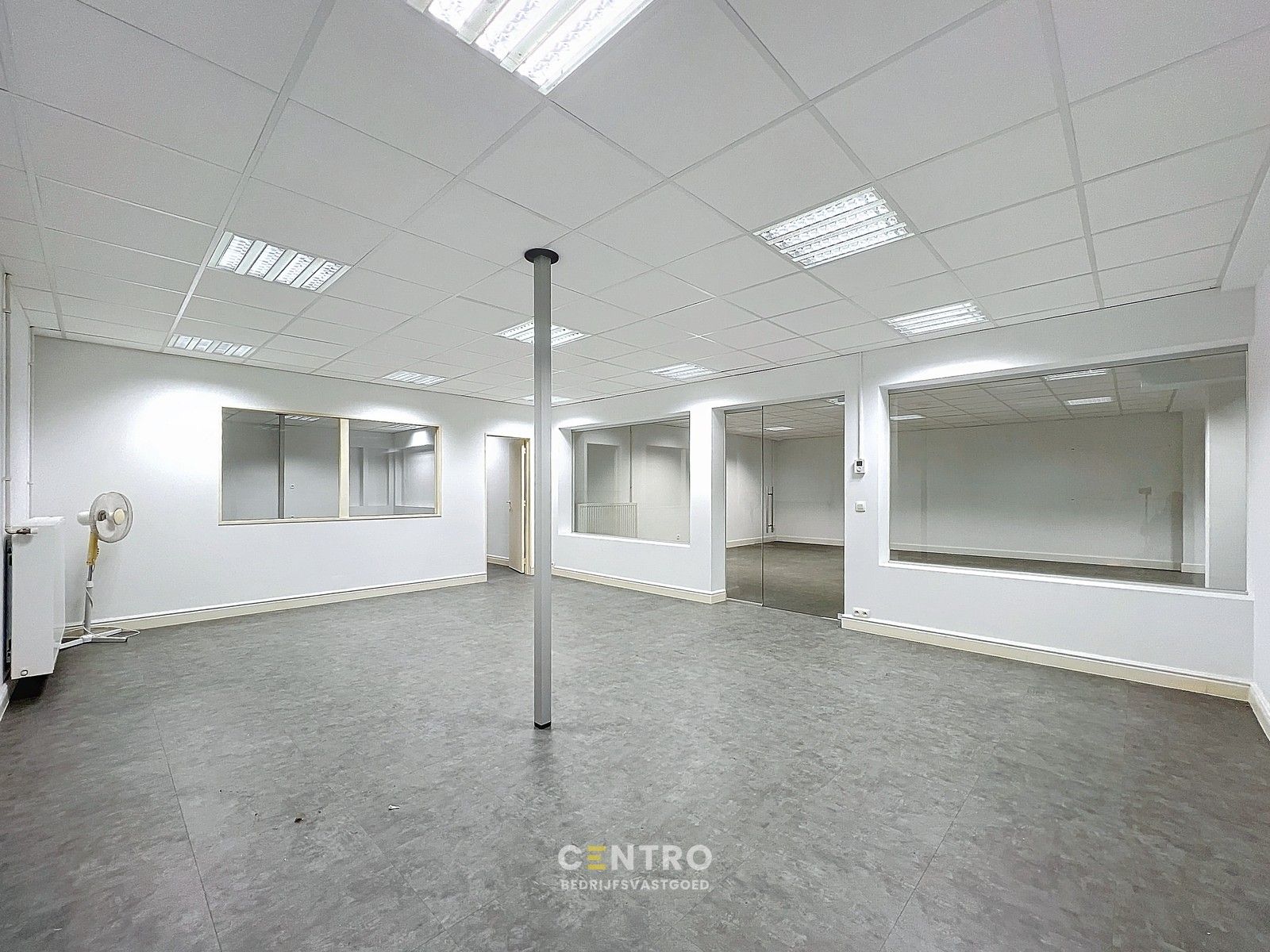 Unieke kantoor- en winkelruimten van ± 450m² te Roeselare - dicht bij de Grote Markt aan héél AANTREKKELIJKE prijs! foto 12