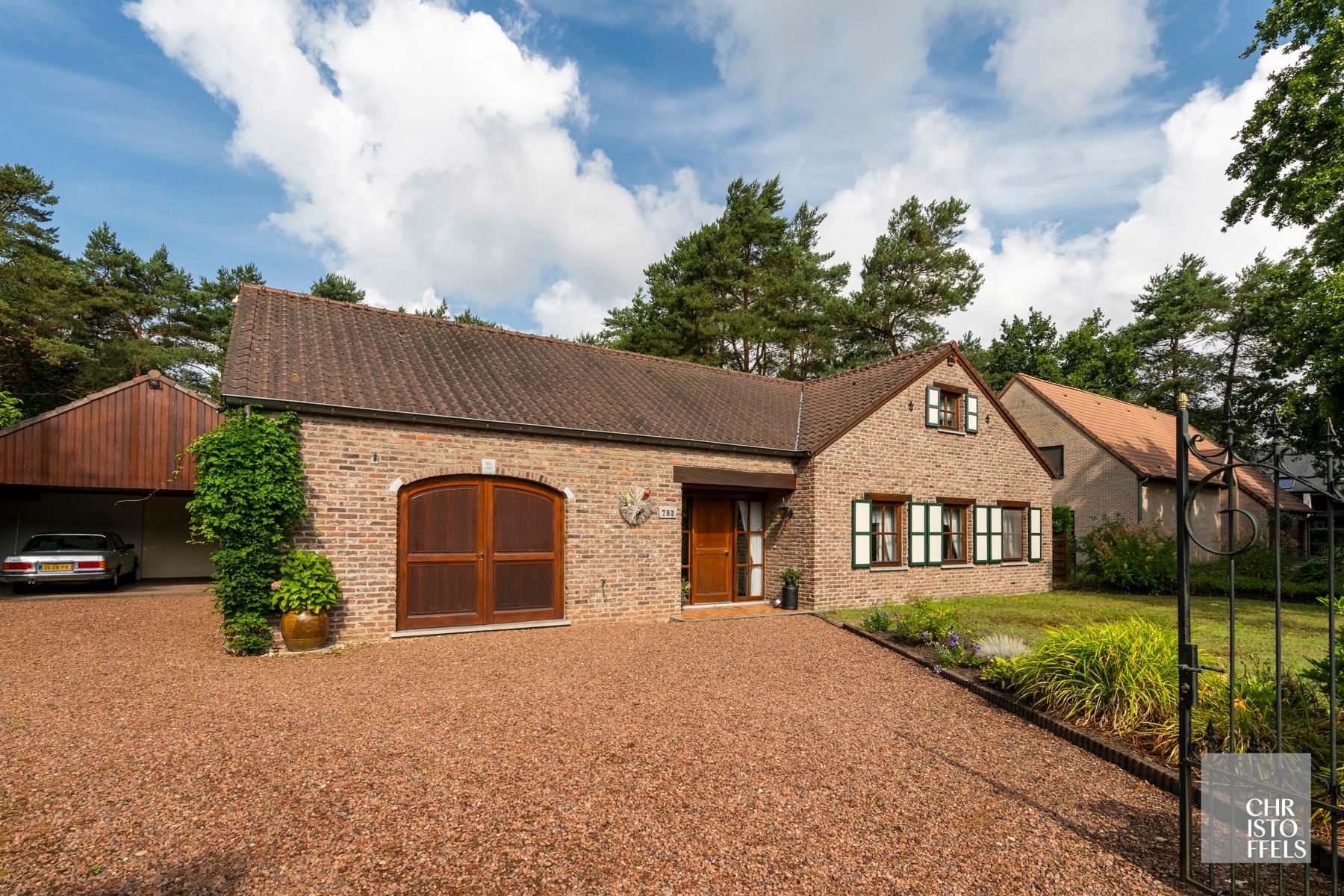 Hoofdfoto van de publicatie: Landhuis met zwembad (243m²) in bosrijke omgeving te Maasmechelen!