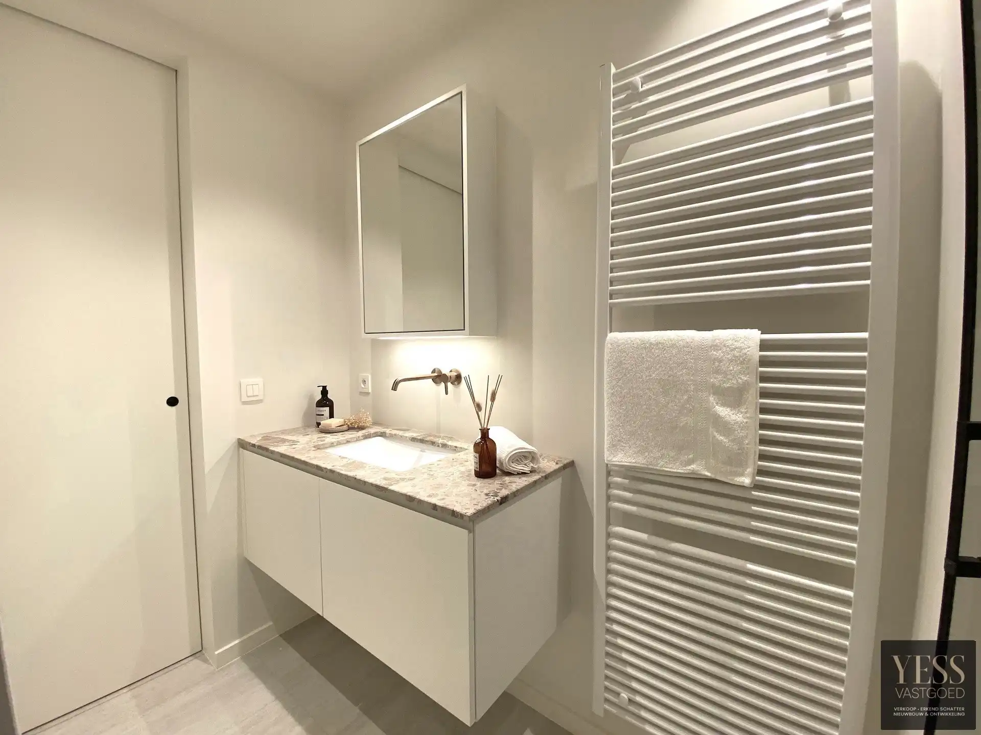 Exclusief gerenoveerd gelijkvloers appartement in Knokke! foto 15