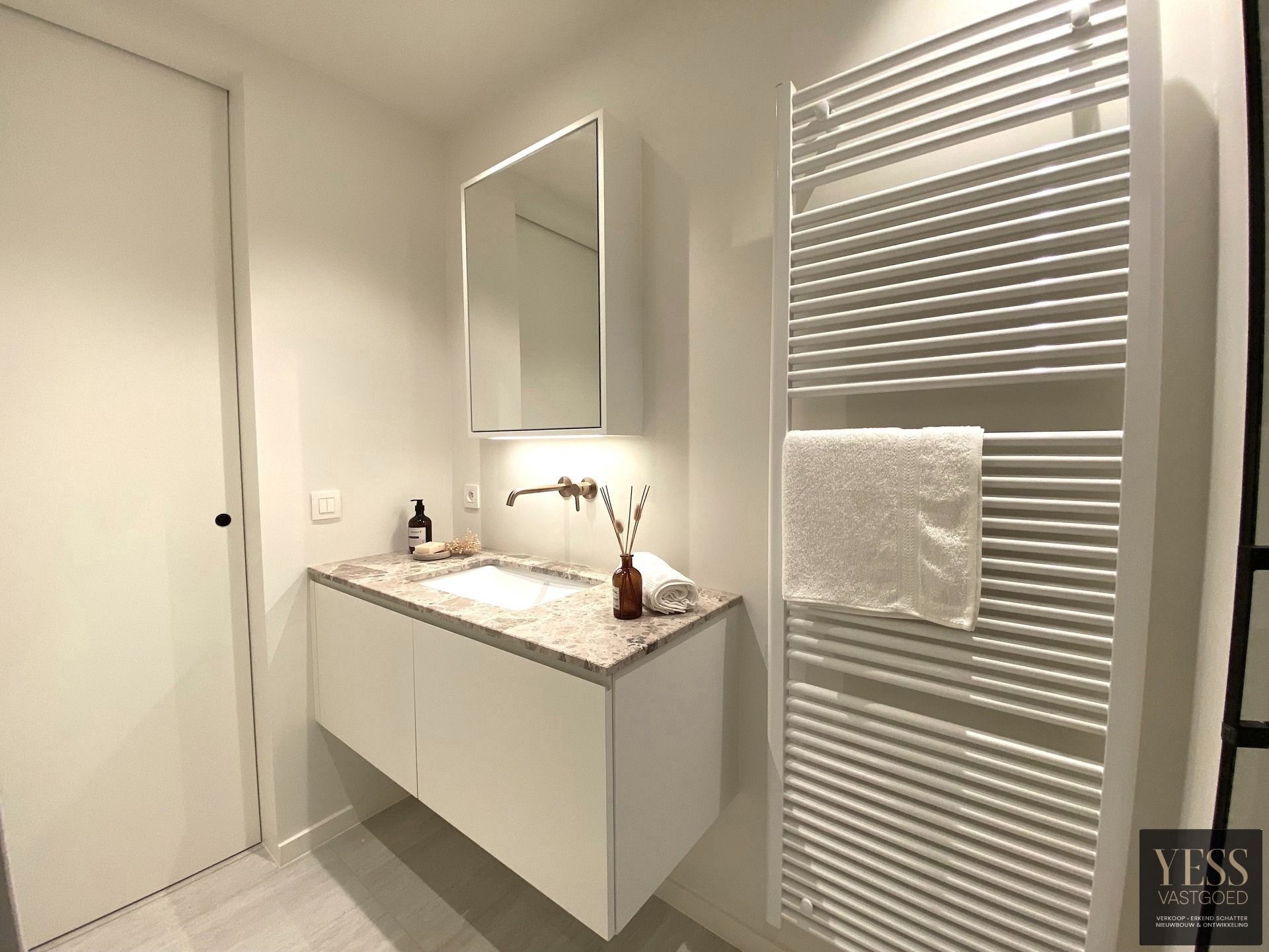 Exclusief gerenoveerd gelijkvloers appartement in Knokke! foto 15