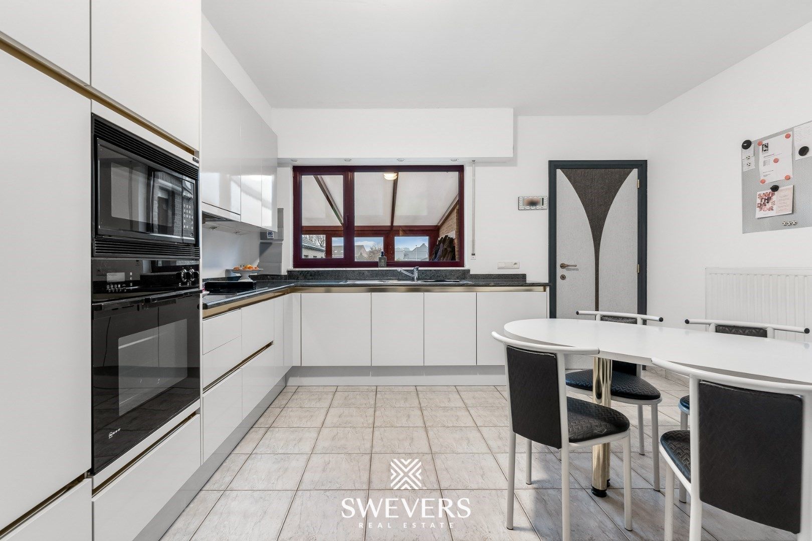 Charmante woning met verwarmd zwembad in Heusden-Zolder foto 13