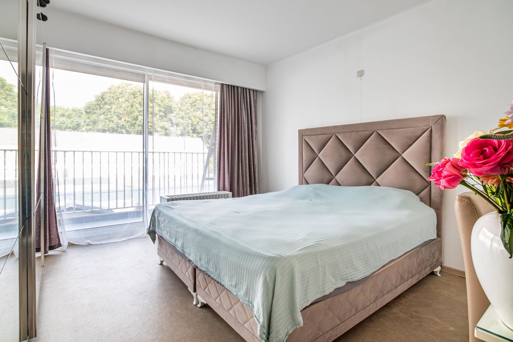 Ruim 2-slaapkamer appartement met garage en potentieel foto 13