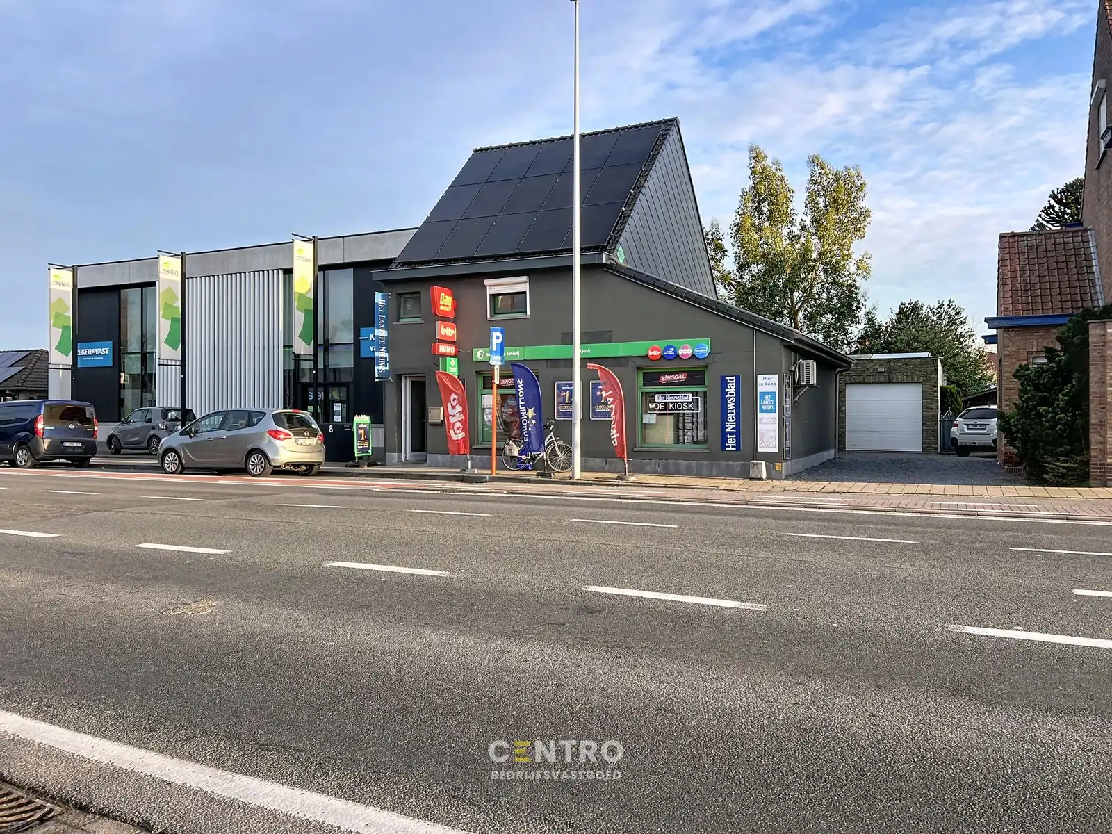 Goed draaiende krantenWINKEL met WOONST (4 slpk) en extra STALLING op een perceel van 820m² op commerciële ligging te Gistel ! foto {{pictureIndex}}