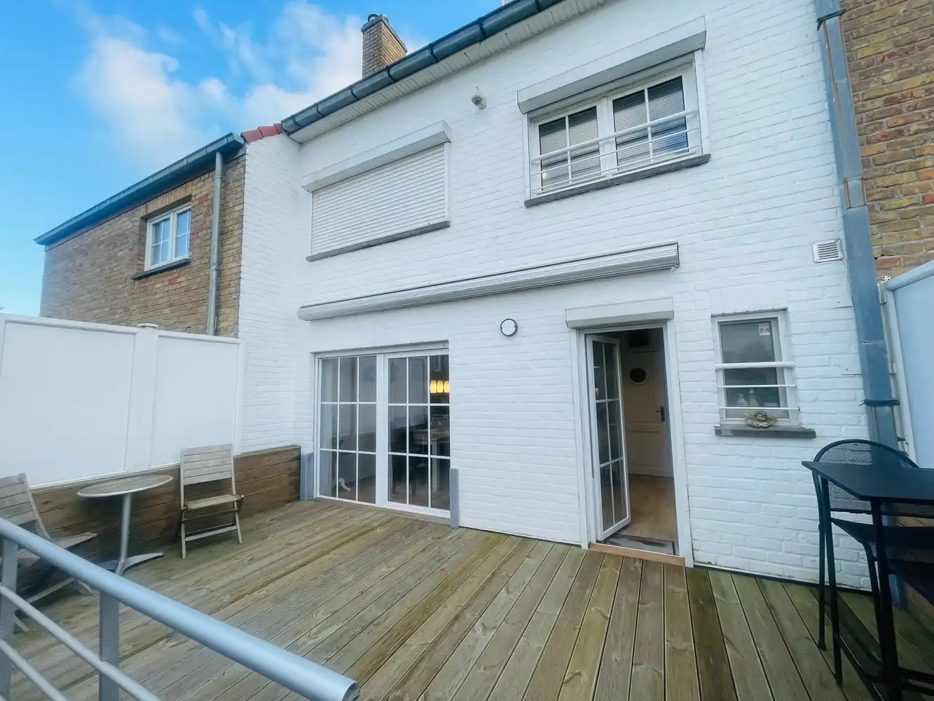 Zeebrugge op 50meter van het strand Uiterst charmante totaal gerenoveerde RUIM WOONHUIS met 5 SLAAPKAMERS en 3 BADKAMERS en 3 TERRASSEN. Grote troef is 2 AUTOSTAANPLAATSEN en ruime GARAGE.&nbsp; Oprit, grote garage, werkplaats, plaats voor fietsen, ingerichte STUDIO met tuintje op het zuiden. &nbsp;1éV:&nbsp; Zalige living , ingerichte open keuken, uitgevend op een groot zonneterras.Long island style. 2é V: 3 leuke slaapkamers , 2 badkamers. Onder het dak&nbsp; 4 é slaapkamer uitgevend op mooi terras met prachtig vergezicht.Bebouwde oppervlakte van 230 m2 Grondoppervlakte is 137m2 Magnifiek, Perfect onderhouden&nbsp; Juist verhuizen ! Zalig Wonen!&nbsp; Zowel hoofverblijfplaats, als vakantieverblijf aan Zee . foto 9