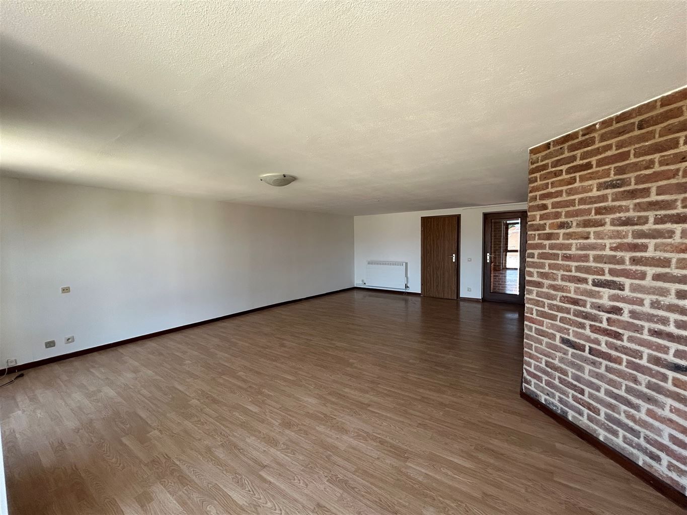 Ruim appartement met 2 slaapkamers en terrasje aan de Markt van Maaseik foto 3