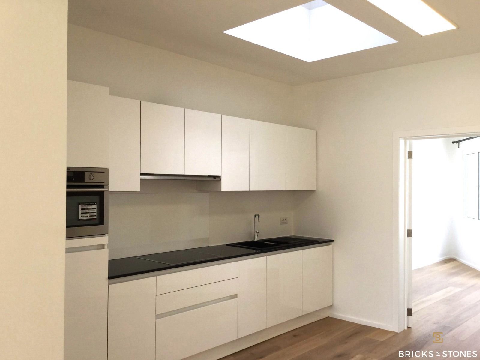 Gerenoveerd appartement met 2 slaapkamers, tuin en garage !  foto 4