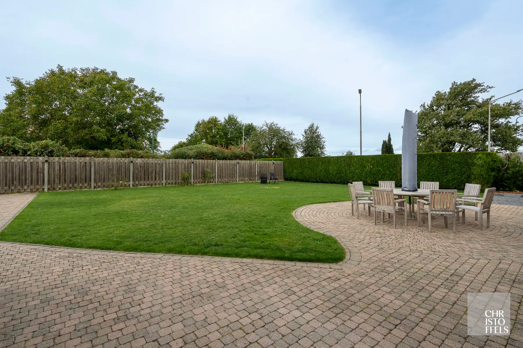 Uitzonderlijk ruime (440m²!) en volledig gerenoveerde woning met commerciële topligging en tal van mogelijkheden in Lanaken! foto 9