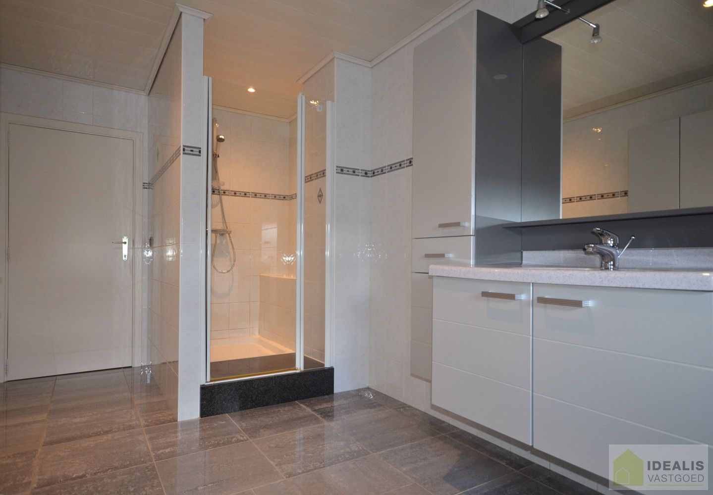 IDEALIS VASTGOED – Charmante, instapklare woning in een groene, rustige omgeving in hartje Hechtel (Hechtel-Eksel) met +-370m² bewoonbare oppervlakte! Deze gezellige woning biedt een aangename leefruimte, maar liefst 5 slaapkamers, 2 badkamers, een praktische indeling én een ruime tuin waar je volop kan genieten van het uitzicht. Het pand bevindt zich op een mooi breed perceel en is ideaal voor wie houdt van rust en privacy, maar toch een vlotte verbinding wenst naar omliggende gemeenten en steden. foto 25