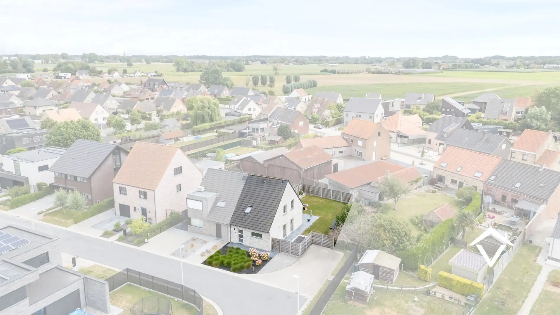 Recente halfopen bebouwing (2019) in rustige, doodlopende straat te Koekelare foto 2