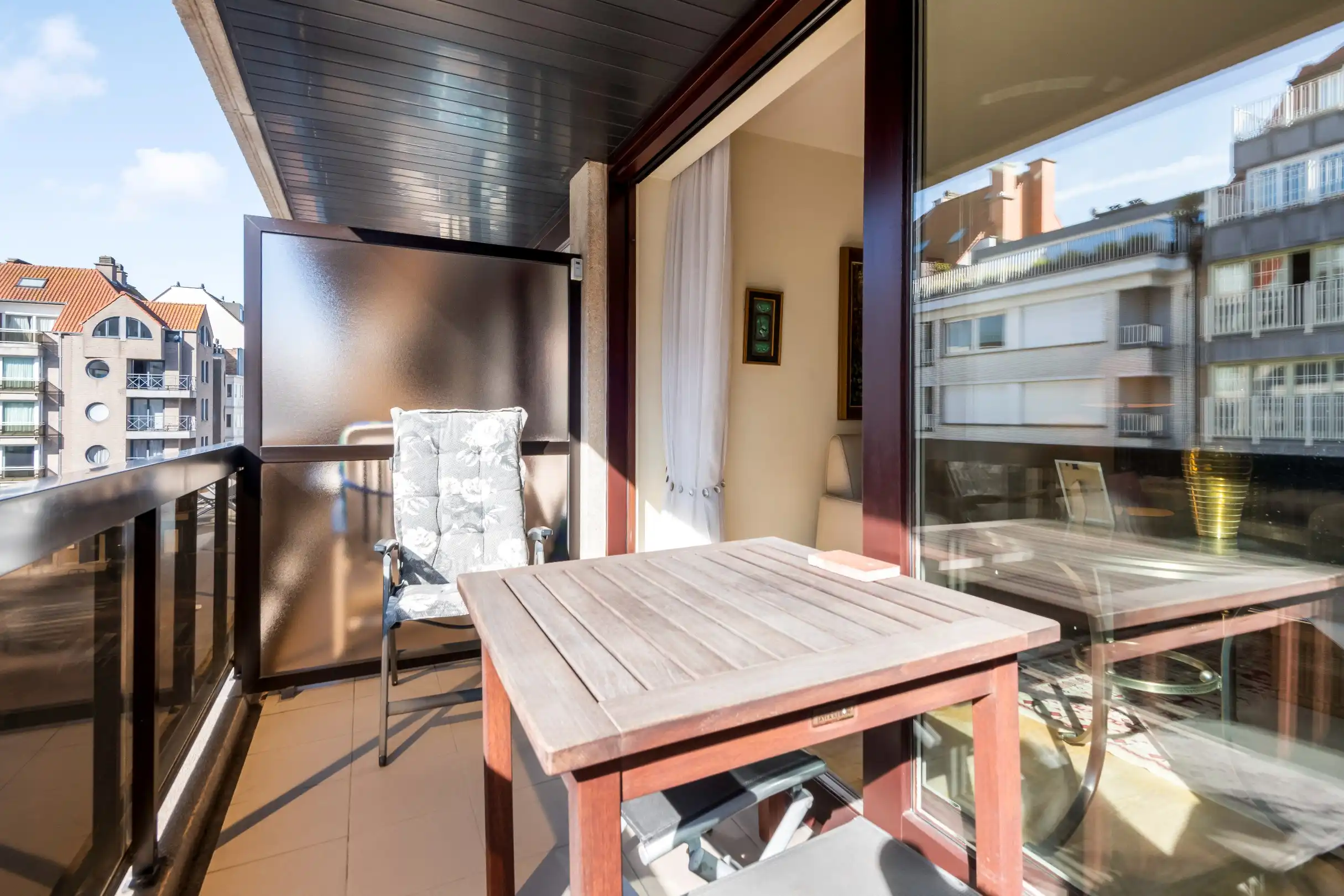 Zeer goed onderhouden zuidgericht appartement, centraal gelegen dichtbij het strand en de winkels. Parking mogelijk. foto 3