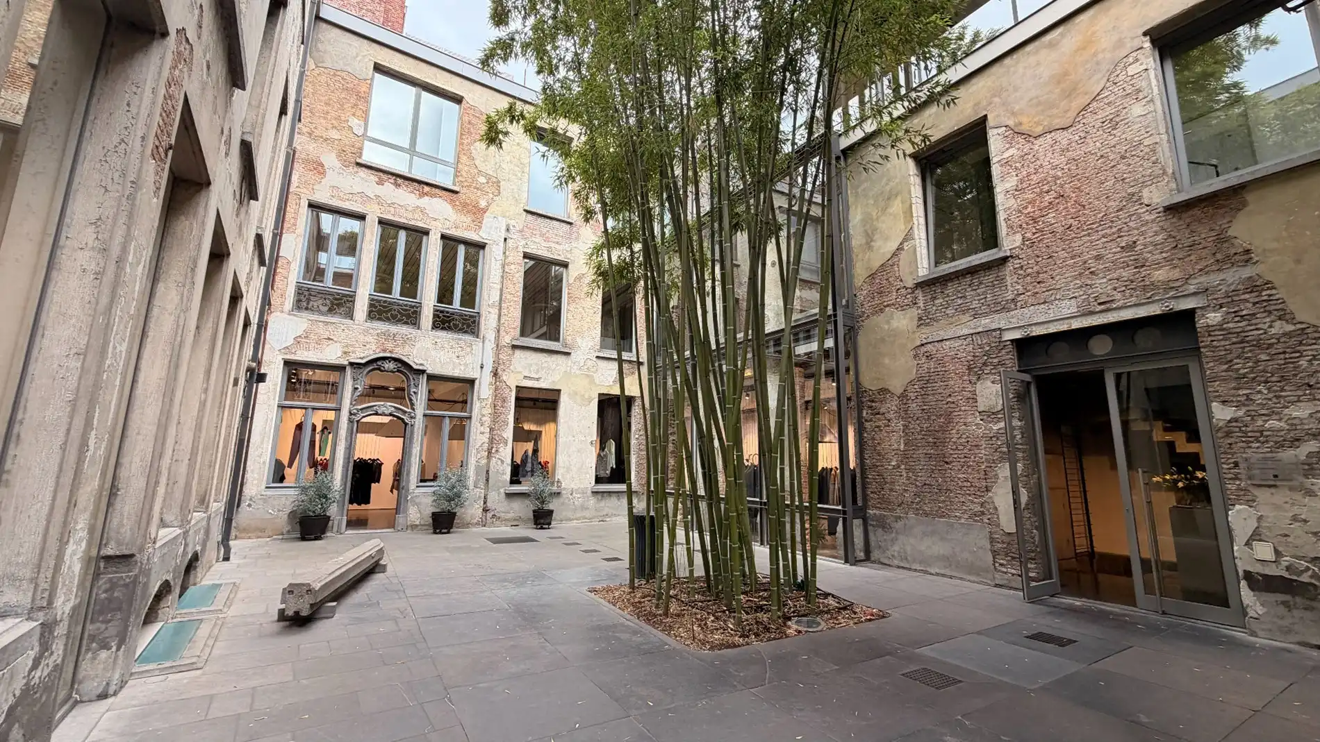 Kantoorruimte te huur in historisch pand in hartje Antwerpen foto {{pictureIndex}}